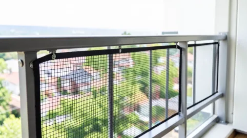 Siatka na balkon dla kota że stelażem